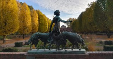 Staue im Stadtpark: Diana mit den Hunden