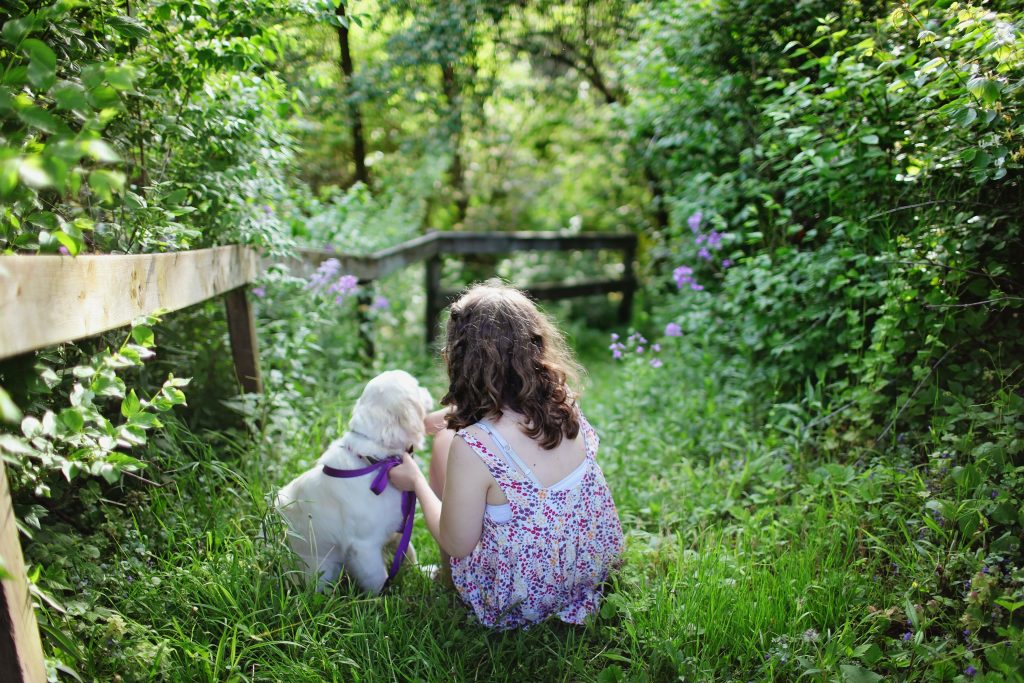Mädchen mit Hund im Gras