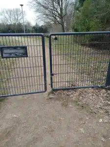 Eingang (Tor), das nicht richtig schließt