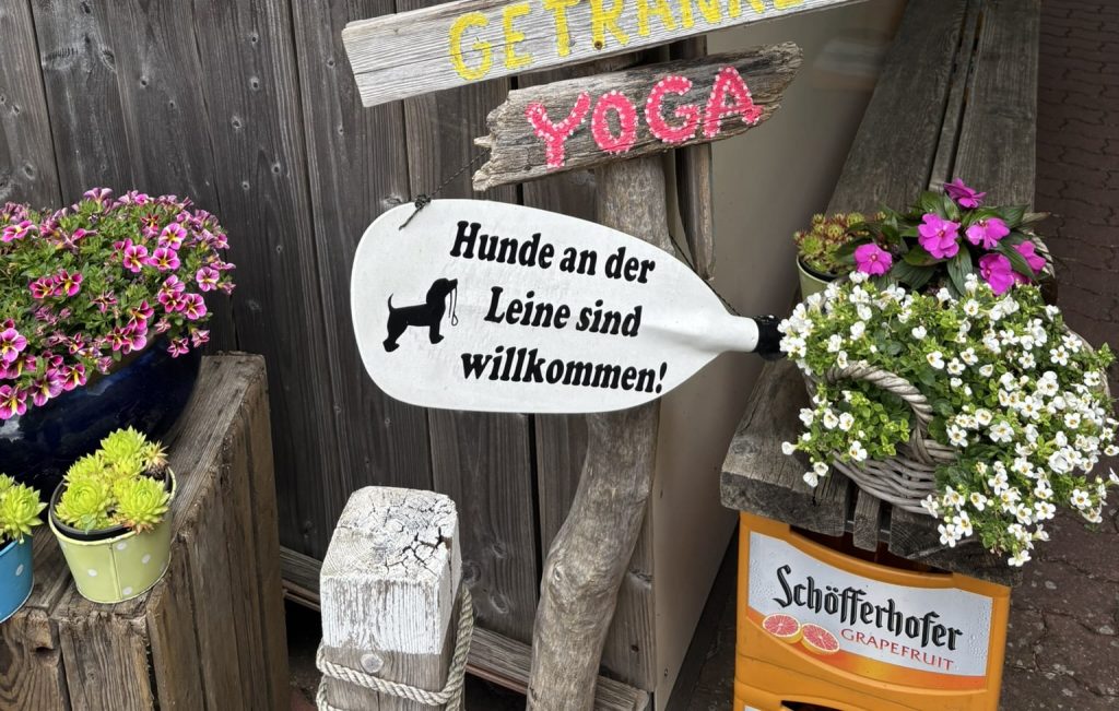 Hunde willkommen (Schild Kanuverleih)