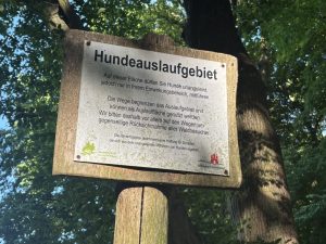 Hinweisschild: Hundeauslauf Niendorfer Gehege