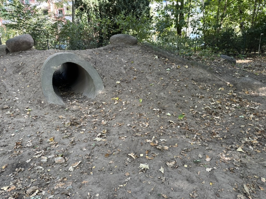 Tunnel auf der umzäunte nHundewiese Jacobipark