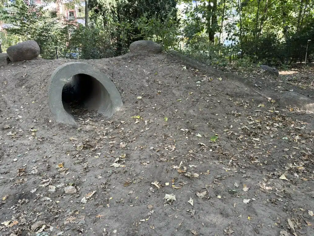 Tunnel auf der umzäunte nHundewiese Jacobipark