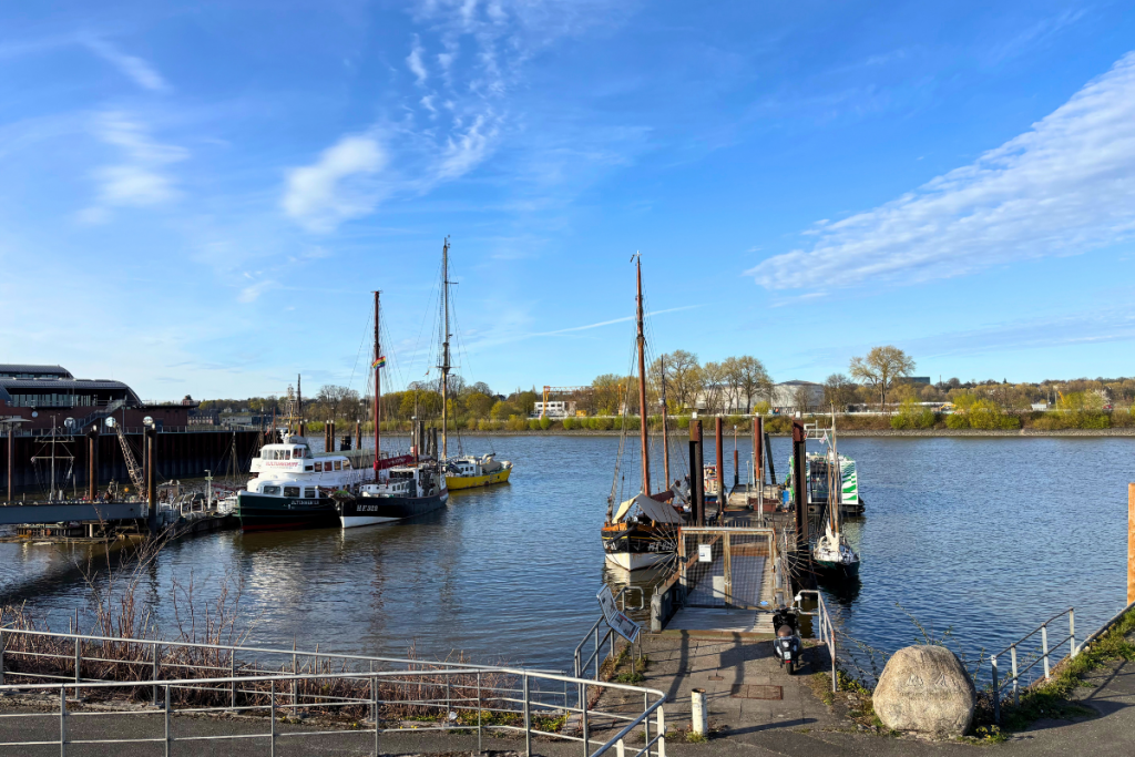 Finkenwerder: kleiner Hafen mit Booten